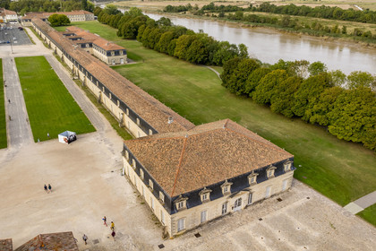 France, Charente-Maritime (17), Rochefort, Centre International de la mer dans l'ancien Arsenal maritime de Rochefort, la Corderie Royale conçue par Colbert en 1666 en bordure de la Charente (vue aérienne)