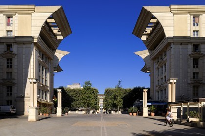 France, Hérault (34), Montpellier, quartier Antigone de l'architecte Ricardo Bofill, place du Nombre d'Or, un axe piéton relie cette place au Lez vers l'est et au centre historique à l'ouest