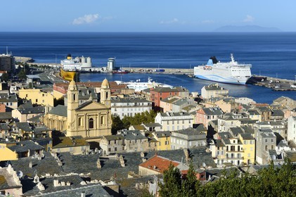 France, Haute-Corse (2B), Bastia, l'église Saint-Jean-Baptiste et le port commercial en arrière plan