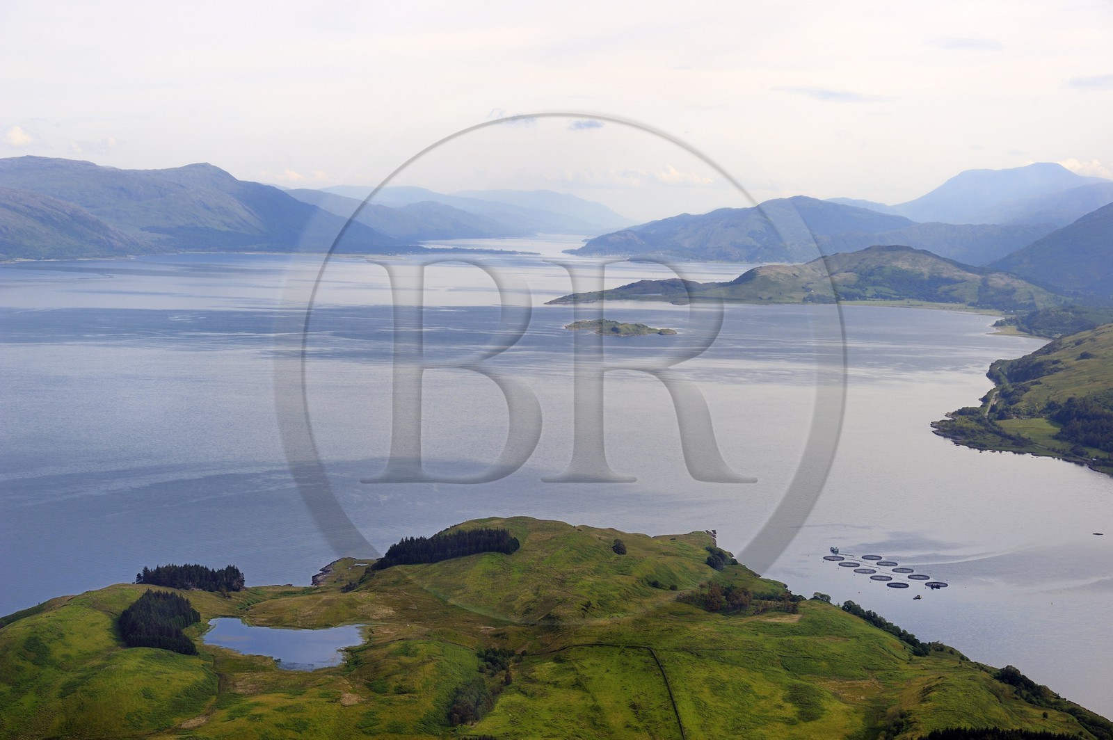 Royaume-Uni, Ecosse, Highland, le Sound of Shuna dans le Loch Linnhe qui prolonge le canal Calédonien et le Loch Ness, à gauche l'Ile de Shuna au premier plan (vue aérienne)