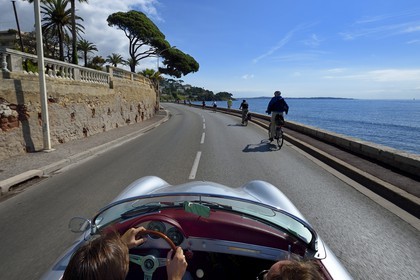 France, Alpes-Maritimes (06), Cannes, sur le boulevard Eugène Gazagnaire qui longe la côte à bord d'une Porsche Speedster 356 décapotable de collection