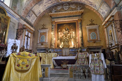 France, Alpes-Maritimes (06), vallée de la Bévéra, Sospel, chapelle Sainte-Croix des Pénitents blancs du XVIème siècle, chappes de membres du clergé