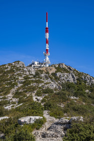 France, Hérault (34), les Causses et les Cévennes, paysage culturel de l'agro-pastoralisme méditerranéen inscrit au Patrimoine Mondial de l'UNESCO, Montpeyroux, antenne TDF (Télédiffusion de France) de 70 m de hauteur au sommet du mont Saint-Baudille