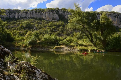 France, Ardèche (07), Ruoms, kayaks descendant la rivière Ardèche dans les défilés de Ruoms à Pradons