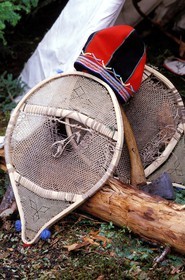 Canada, province de Québec, raquettes (Ashamet) et bonnets de femmes (Ashetshepetuan akunesshkun) de l' ethnie Innu