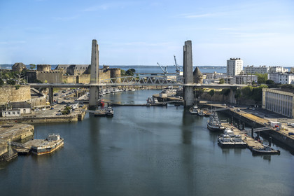 France, Finistère (29), Brest, l'arsenal, le port militaire est une base navale de la Marine nationale, le pont de Recouvrance, le château qui abrite le musée national de la Marine à l'embouchure de la rivière Penfeld et la Tour de la Motte-Tanguy en arrière plan