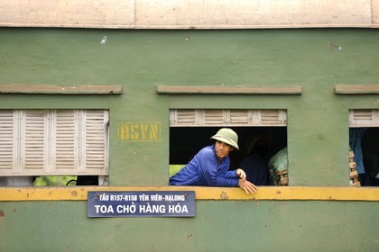 Vietnam, train réservé aux commerçants et leurs marchandises entre Hanoi à Along