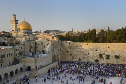 Israel, Jérusalem, ville sainte, vieille-ville classée Patrimoine Mondial de l'UNESCO, Mur des Lamentations ou mur occidental faisant partie des murs de soutènement de l'esplanade du Temple construite par Hérode Ier le Grand et le Dome du Rocher sur Haram el-Sharif en arrière plan