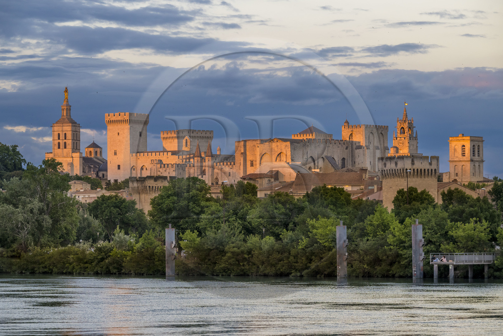 France, Vaucluse (84), Avignon, la cathédrale des Doms et le Palais des Papes classés Patrimoine mondial de l'UNESCO, en bordure du Rhône