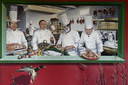 France, Rhône (69), Collonges-au-Mont-d'Or, restaurant L'Auberge du Pont de Collonges de Paul Bocuse, mur peint représentant les grands chefs cuisinier contemporains de Paul Bocuse