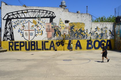 Argentine, Buenos Aires, quartier de La Boca, enfant jouant au football sur un terrain de jeu