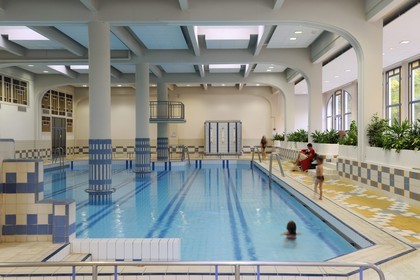 France, Vosges (88), Station thermale de Vittel, piscine d'eau douce est située au Palmarium