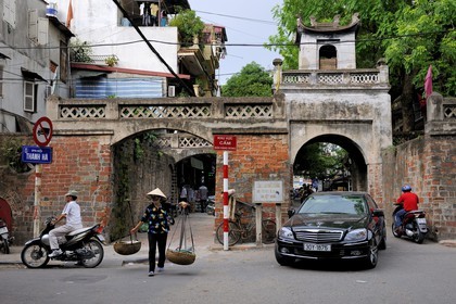Vietnam, Hanoï, quartier des 36 rues dans la vieille ville, porte de l'Est ou Cua O Quan Chuong de l'ancienne enceinte médiévale de la ville