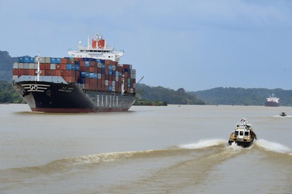 Panama, Canal de Panama à Gamboa, cargo Panamax porte-conteneurs coréen et bateau de pilote
