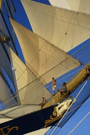 Caraïbes, la proue du SPV Royal Clipper toutes voiles dehors avec des passagers dans le filet