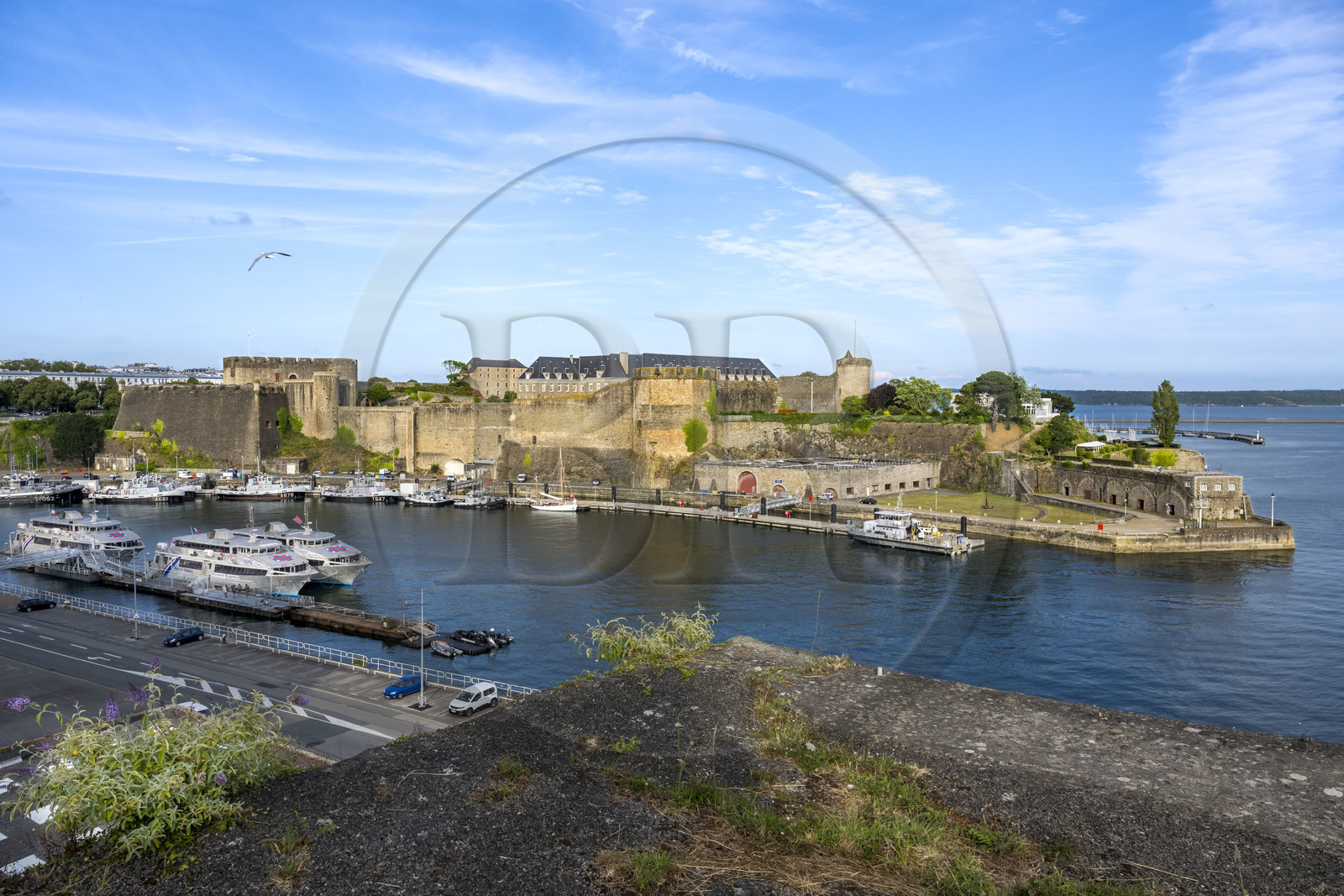 France, Finistère (29), Brest, l'arsenal, le port militaire est une base navale de la Marine nationale, le château qui abrite le musée national de la Marine à l'embouchure de la rivière Penfeld