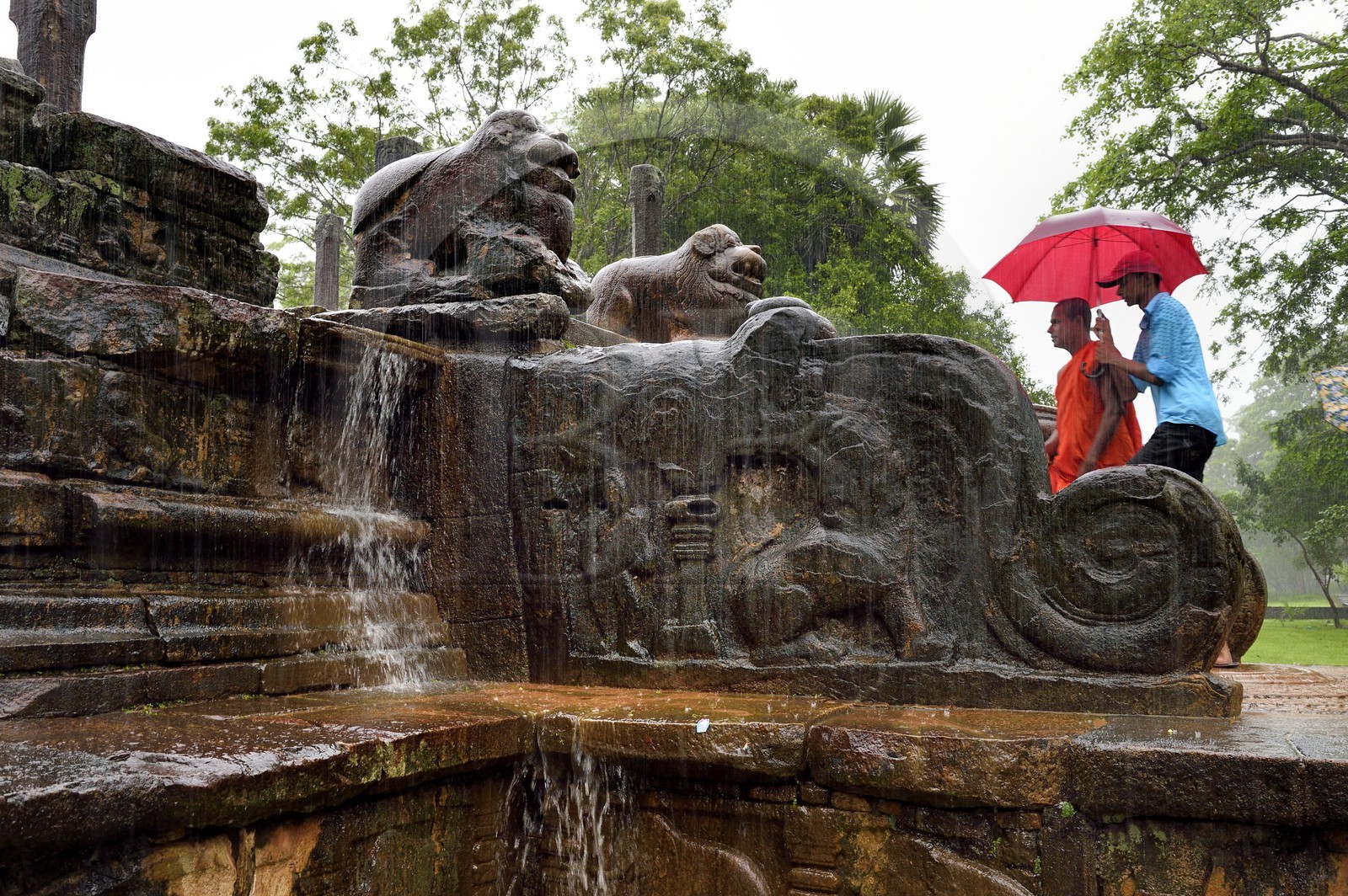 Sri Lanka, province du Centre-Nord, Polonnaruwa, l'ancienne capital du pays (XIe au XIIIe siècle) est classée au Patrimoine Mondial de l'UNESCO, Chambre du Conseil (Raja Sabahawa) datant du XIIe siècle, lions se dressant en haut des marches