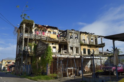 Panama,  province de Colon, ville de Colon, une des nombreuses maisons non entretenues du centre ville sur l'avenida Amador Guerrero