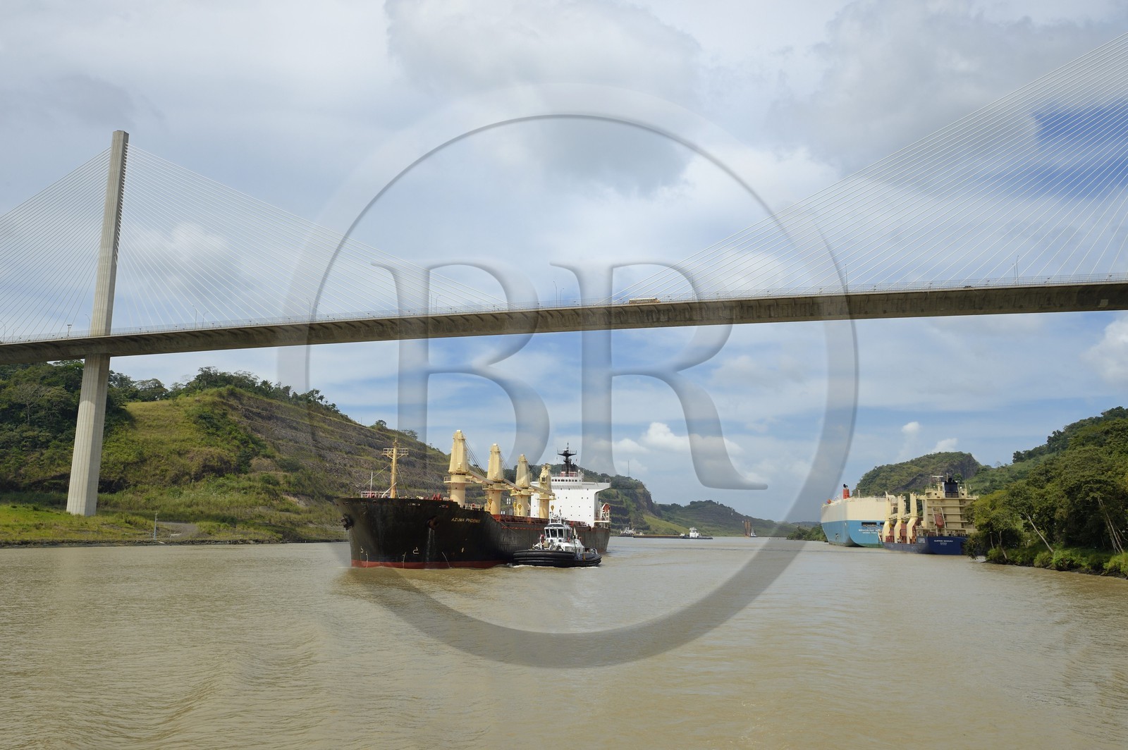 Panama, Canal de Panama, Cargo Panamax passant sous le pont Centenaire (puente Centenario) enjambant le canal