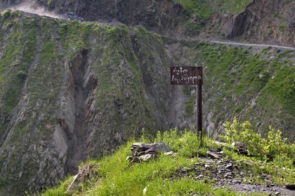 Géorgie, Kakheti, region de Touchétie, la très spectaculaire piste qui relie Telavi à Omalo en passant par le Col d'Abano à 2826 mètres, mémorial à des victimes mortes sur cette route très dangereuse