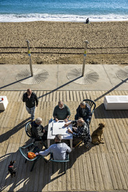 Espagne, Catalogne, Barcelone, La Barceloneta, joueurs de domino sur la plage
