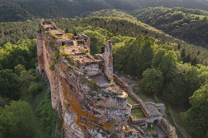 France, Bas-Rhin (67), Parc naturel régional des Vosges du Nord, Lembach, chateau de Fleckenstein (vue aérienne)
