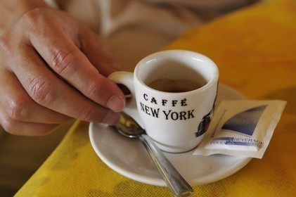 Italie, Toscane, province de Lucques, station balnéaire de Viareggio, tasse de café expresso dans un café de la promenade Passeggiata