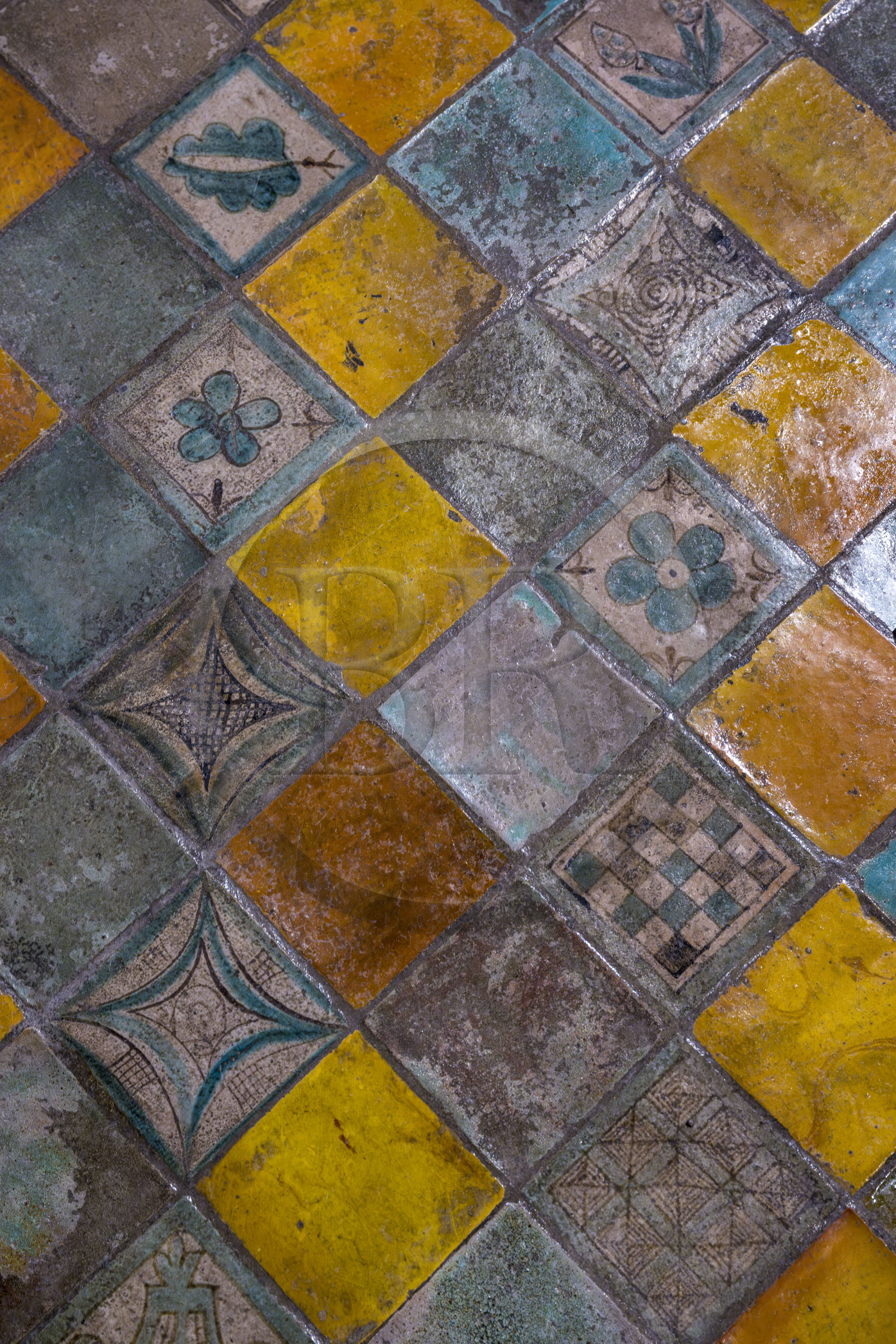 France, Vaucluse (84), Avignon, Palais des Papes classé Patrimoine mondial de l'UNESCO, carreaux vernissés du sol