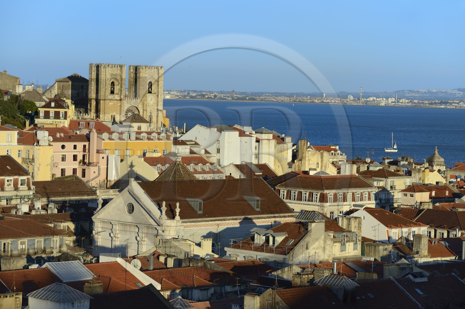 Portugal, Lisbonne, vue sur le quartier de la Baixa depuis le elevador (ascenseur) de Santa Justa et la cathédrale Sé Patriarcal dans le quartier de l'Alfama, en arrière plan le Tage