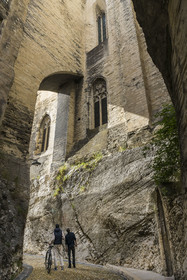 France, Vaucluse (84), Avignon, la rue de la Peyrolerie, passage creusé dans le roc au pied du Palais des Papes classé Patrimoine mondial de l'UNESCO