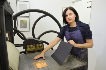 Afrique du Sud, province de Gauteng, Johannesburg, le site 44 Stanley était autrefois un site de bâtiments industriels des années 1930 et a été transformé pour héberger des boutiques spécialisées, restos gourmands et studios de design, Fiona Pole avec la presse Fleury à The Atelier