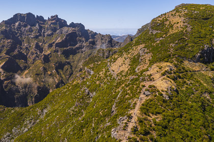 Portugal, Ile de Madère, randonnée sur le Vereda do Areeiro entre les monts Pico Ruivo (1862m) et Pico Arieiro (1817m), le sentier qui monte depuis Achada do Teixeira, le Pico Das Torres à gauche et le Pico Ruivo à droite (vue aérienne)