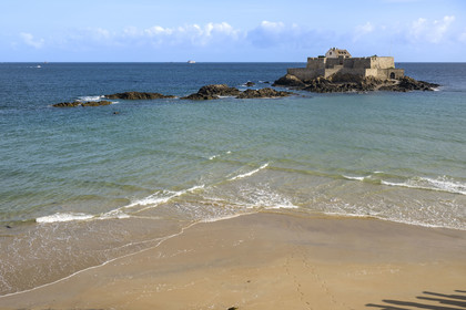 France, Ille-et-Vilaine (35), Côte d'Emeraude, Saint-Malo, Fort National conçu par Vauban et construit par Garangeau au XVIIème siècle vu depuis le haut des remparts et la plage de l'éventail au premier plan