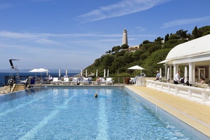 France, Alpes Maritimes (06), Saint-Jean-Cap-Ferrat, Grand-Hotel du Cap-Ferrat, palace 5 étoiles du groupe Four Seasons Hotel, le chic Club Dauphin au bord de la piscine et face à la mer