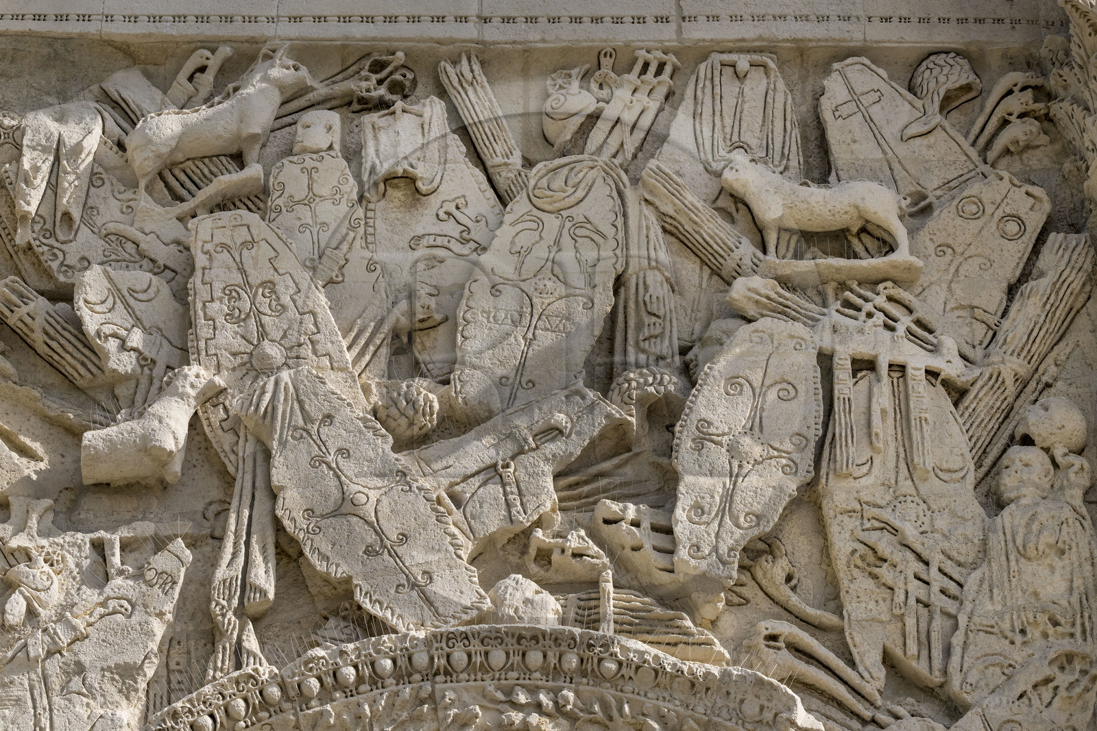 France, Vaucluse (84), Orange, l'arc de triomphe d'Orange, classé Patrimoine Mondial de l'UNESCO, arc monumental romain du début du Ier siècle, trophée d'armes avec boucliers, étendards, casques ...