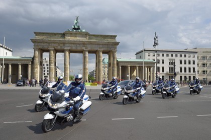 Allemagne, Berlin, Porte de Brandebourg sur l'avenue Under den Linden