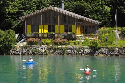Suisse, Canton de Berne, Oberland Bernois, Interlaken, lac de Brienz (Brienzer See), kayaks devant un chalet