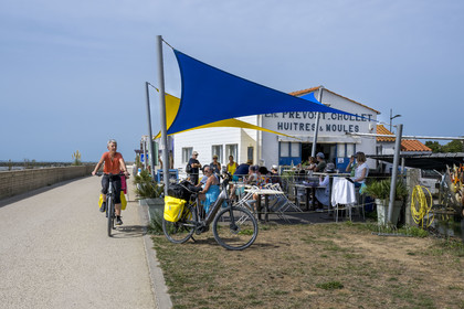 France, Charente-Maritime (17), Yves, vente en direct et dégustation de moules et d'huîtres en bordure de la piste cyclable de la Vélodyssée au front de mer des Boucholeurs