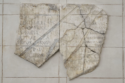 France, Vaucluse (84), Orange, le musée municipal d'art et d'histoire, fragments d’un des trois plans du cadastre d'Orange, outil de gestion fiscale gravé dans le marbre et constitué par decision de l'empereur Vespasien pour être affiché sur le Forum, probable ile de Barthelasse sur le Rhone entre Beaucaire et Tarascon, on distingue aussi les deux voies romaines parallèles au Rhone sur chaque rive
