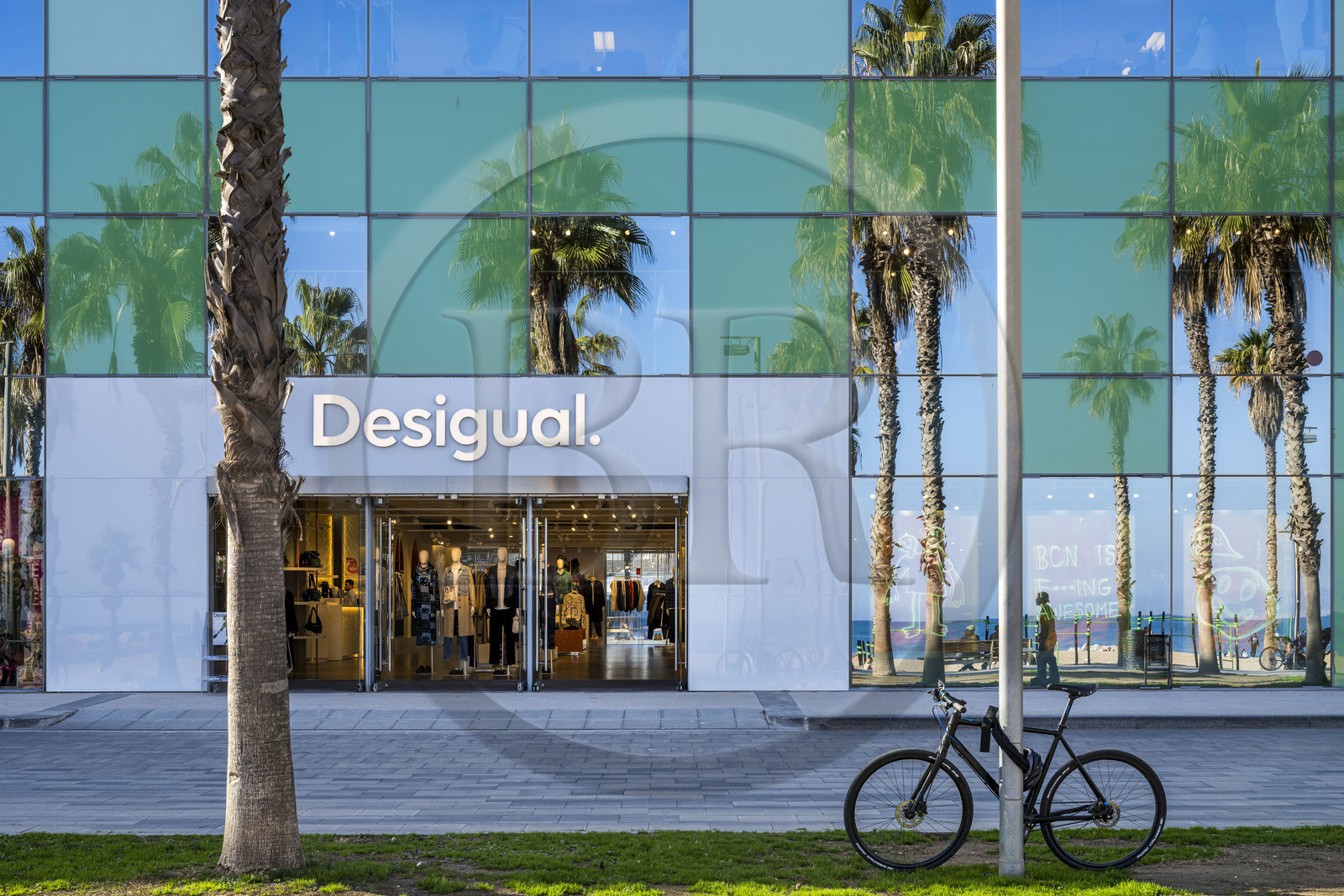 Espagne, Catalogne, Barcelone, La Barceloneta, Port Vell, magasin Desigual sur le Front de mer
