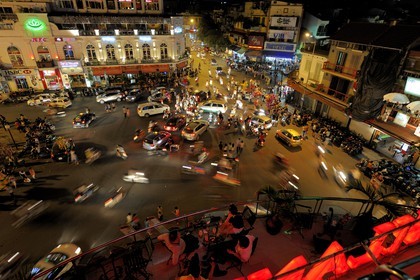 Vietnam, Hanoï, vieille ville, intense circulation sur le rond point au nord du lac Hoan Kiem appelé lac de l'épée restituée depuis le Legends Beer