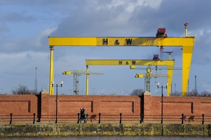 Royaume-Uni, Irlande du Nord, Belfast, Queen's Island, Harland and Wolff Heavy Industries spécialisée dans la construction navale (dont le RMS Titanic) et la construction offshore, les deux portiques surnommés Samson et Goliath qui sont devenus un repère de la ville