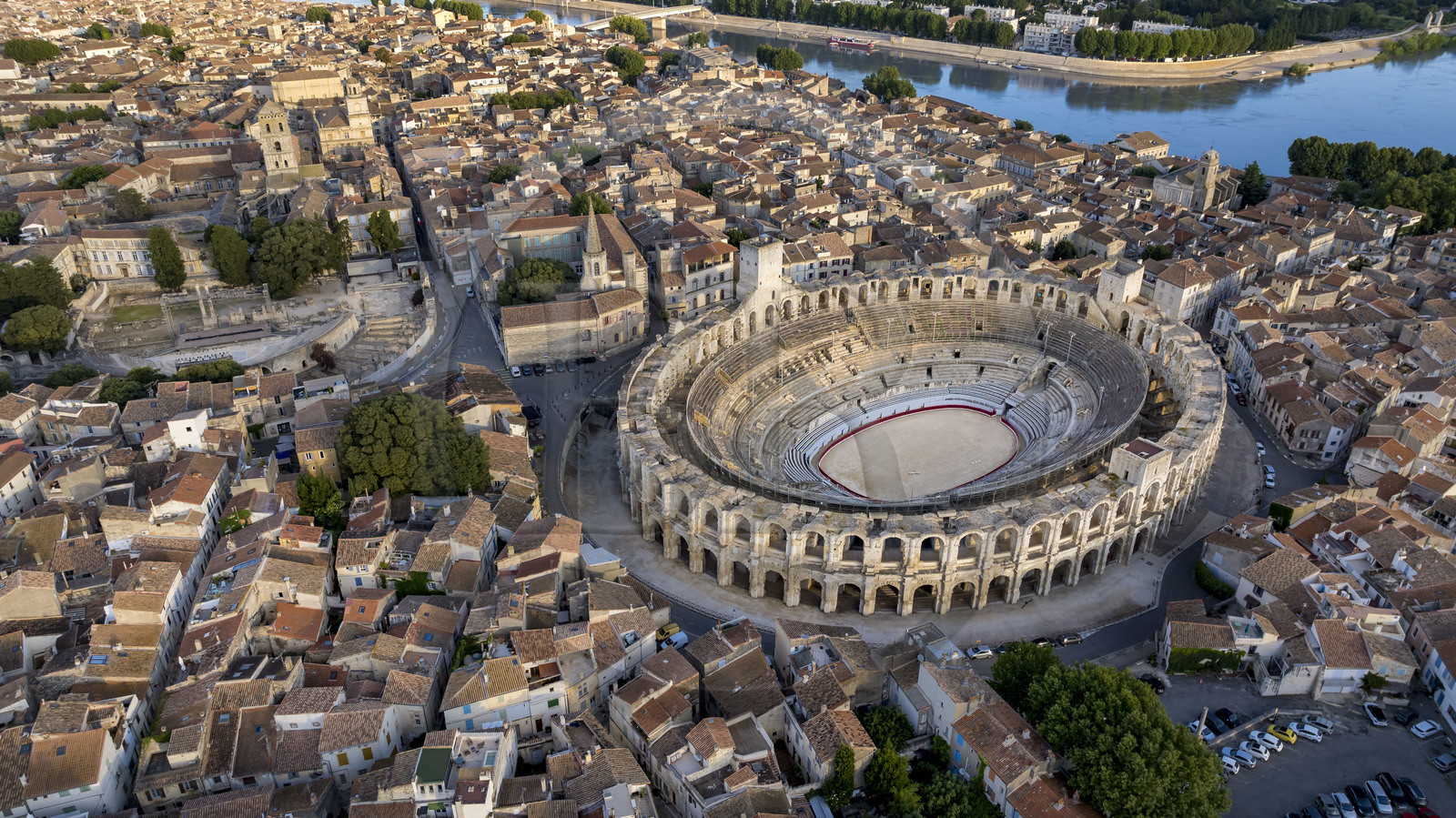France, Bouches-du-Rhône (13), Arles, les Arènes, amphithéatre romain construit vers 80-90 apr. J.-C. et le théâtre antique du Ier siècle av. J.-C. à gauche, classés Patrimoine Mondial de l'UNESCO, au coeur de la vieille ville et le Rhone en arrière plan (vue aérienne)