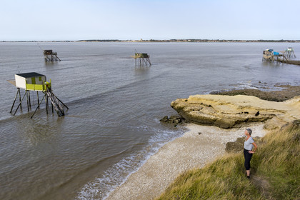 France, Charente-Maritime (17), Port-des-Barques, Ile Madame, cabanes sur pilotis appelées carrelets et cycliste en randonnée (vue aérienne)