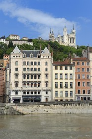 France, Rhône (69), Lyon, site historique classé Patrimoine Mondial de l'UNESCO, Vieux Lyon, quartier Saint-Georges, Quai Fulchiron sur la Saône et la Basilique Notre Dame de Fourvière