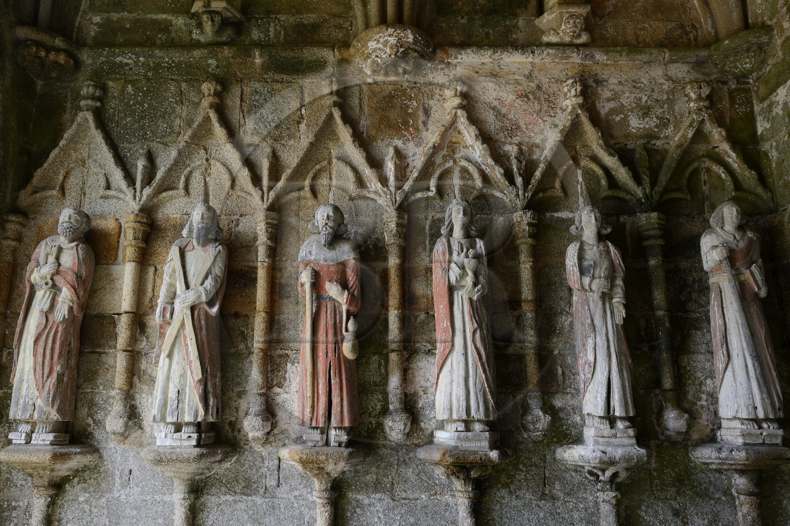 France, Côtes-d'Armor (22), Plouha, chapelle de Kermaria an Iskuit, statues en bois polychrome des douze apotres sous le porche