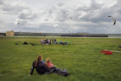 Allemagne, Berlin, ancien aéroport international de Berlin-Tempelhof reconverti en immense parc, un lieu de rencontre pour les kite surfeurs, kite boarders et Country Buggy kiter