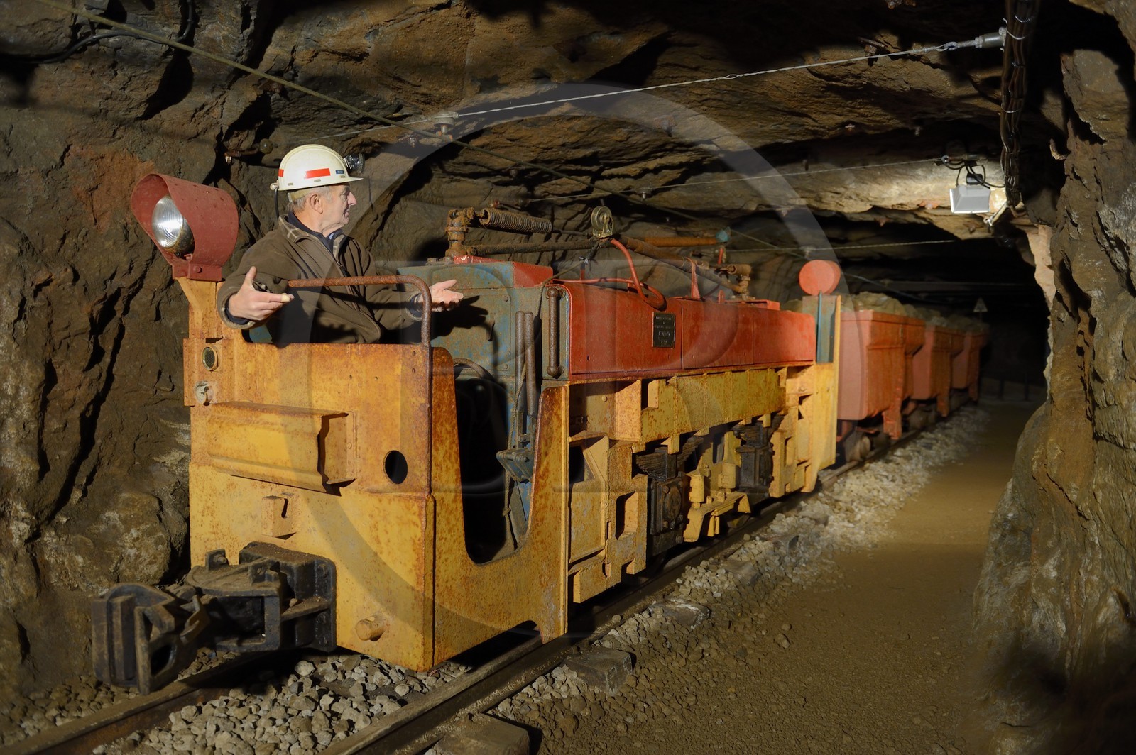 France, Moselle (57), Vallée de la Fensch, Neufchef, Antoine Bach a passé 36 années sous terre en temps que porion (maître mineur) dans les galeries de l'ancienne mine de fer de Hayange, convoi de minerai tracté par la voiture électrique