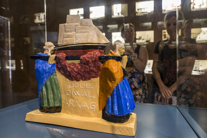 France, Morbihan (56), Port-Louis, la citadelle de Port-Louis, musée national de la Marine, partie consacrée au sauvetage en mer SNSM, groupe de porteuses d'ex-voto de Mathurin Méheut, faience vers 1930