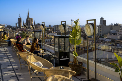 Spain, Catalonia, Barcelona, the rooftop of the Hotel H10 Cubik and the Metropolitan Basilica Cathedral of the Holy Cross and Saint Eulalia in the Barrio Gotico district in the background